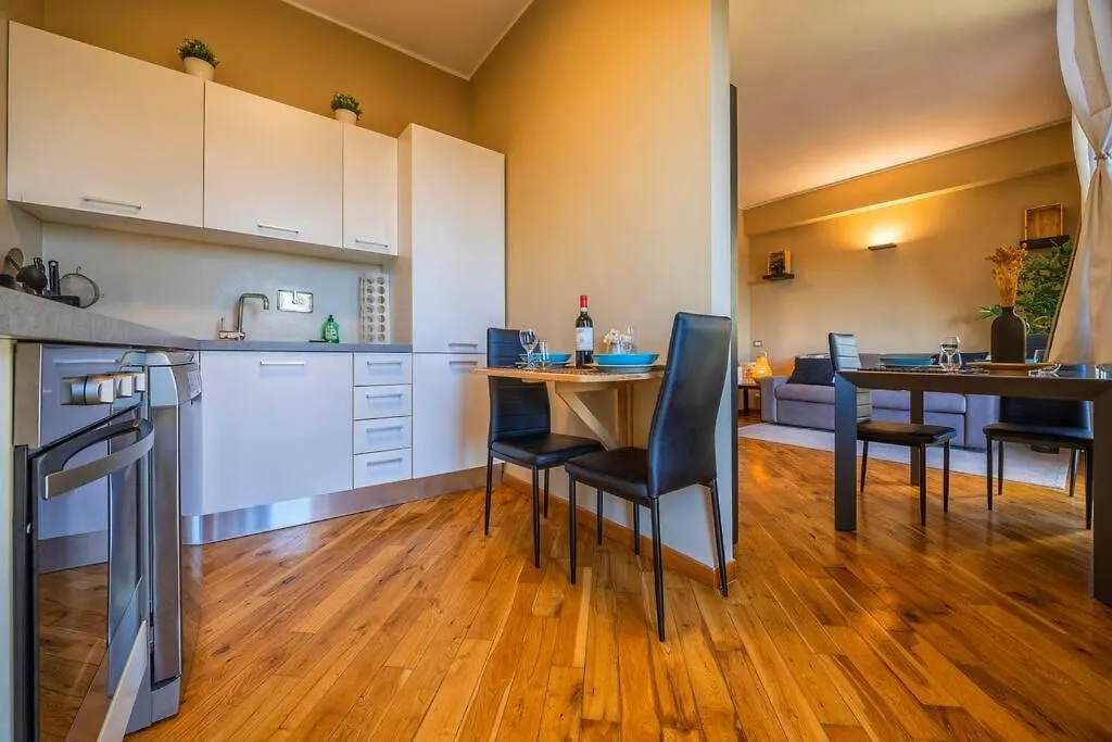 Sunny & Updated Flat With Panoramic City View 50M From M4 Stop Milaan Appartement