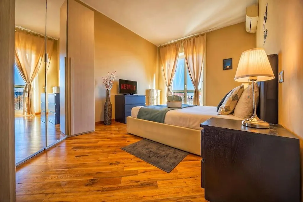 Sunny & Updated Flat With Panoramic City View 50M From M4 Stop Milaan 0*,  Italië