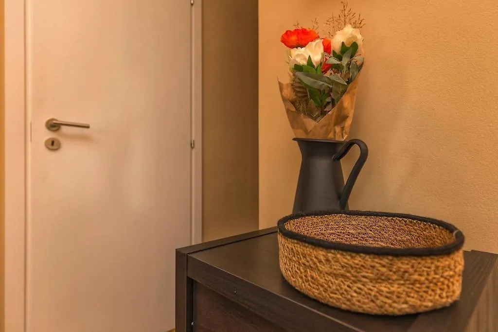 Appartement Sunny & Updated Flat With Panoramic City View 50M From M4 Stop Milaan Italië