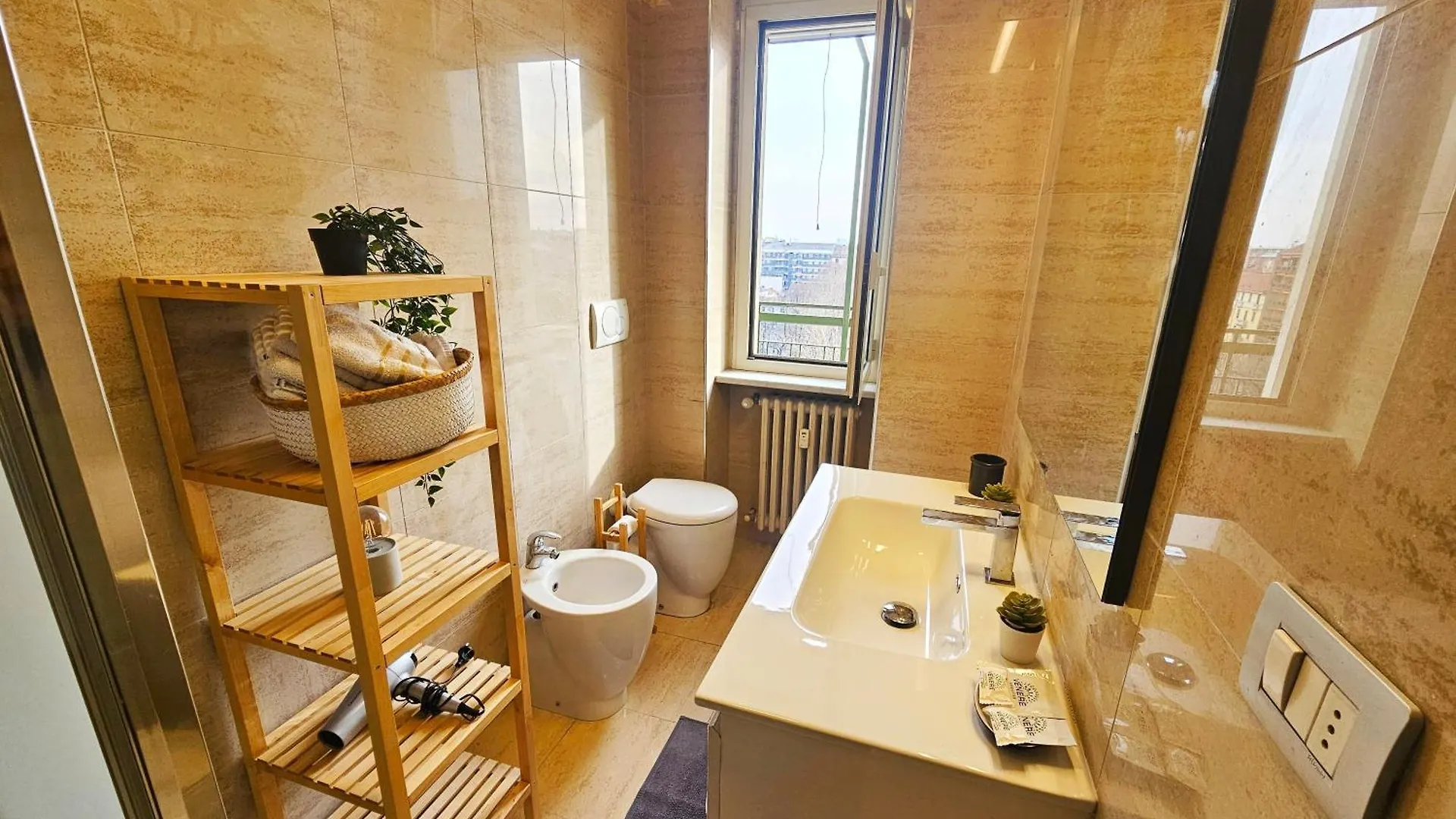 Sunny & Updated Flat With Panoramic City View 50M From M4 Stop Milaan 0*,  Italië